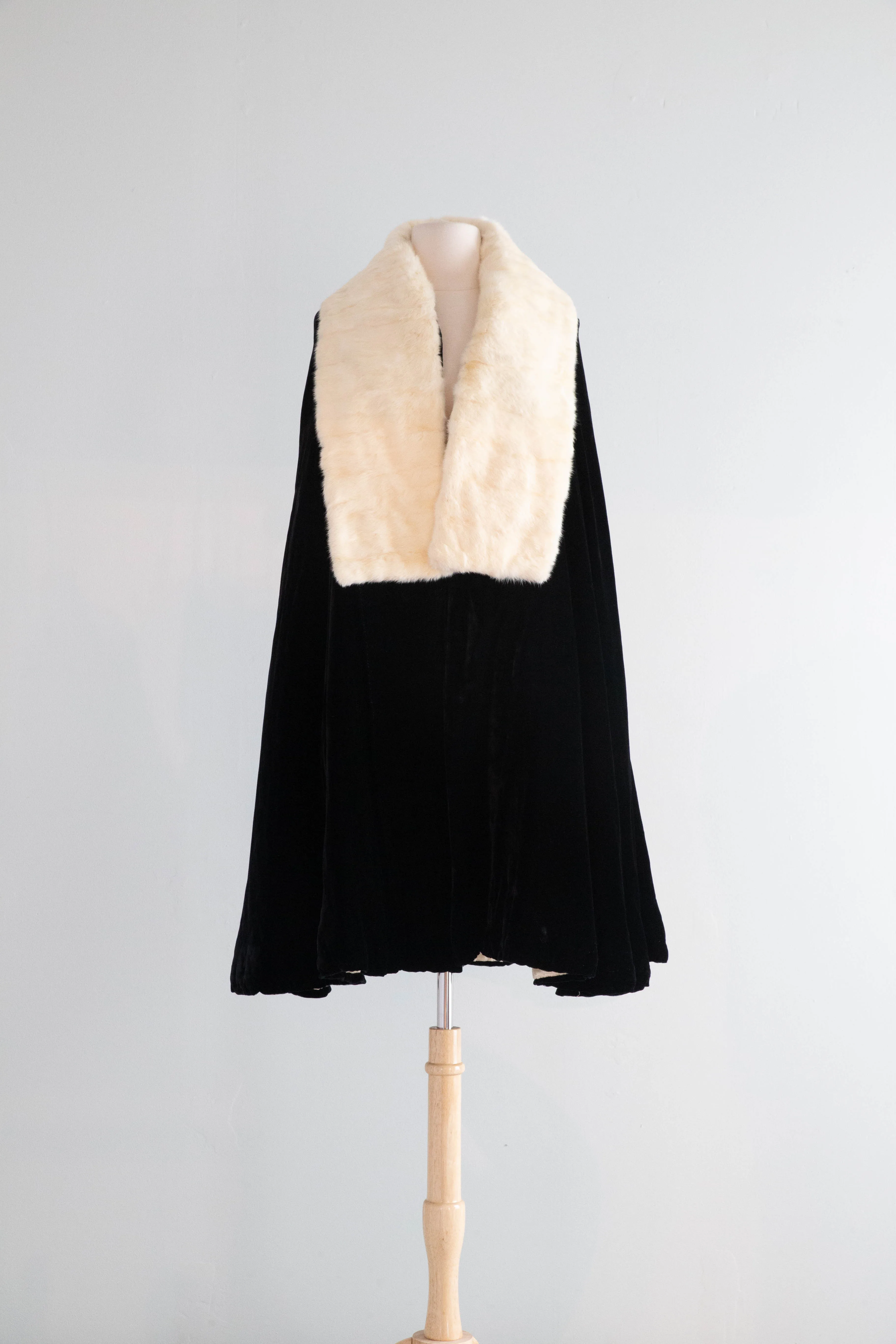 Glamorous 1930's Silk Velvet Evening Cape With Ermine Collar / SM