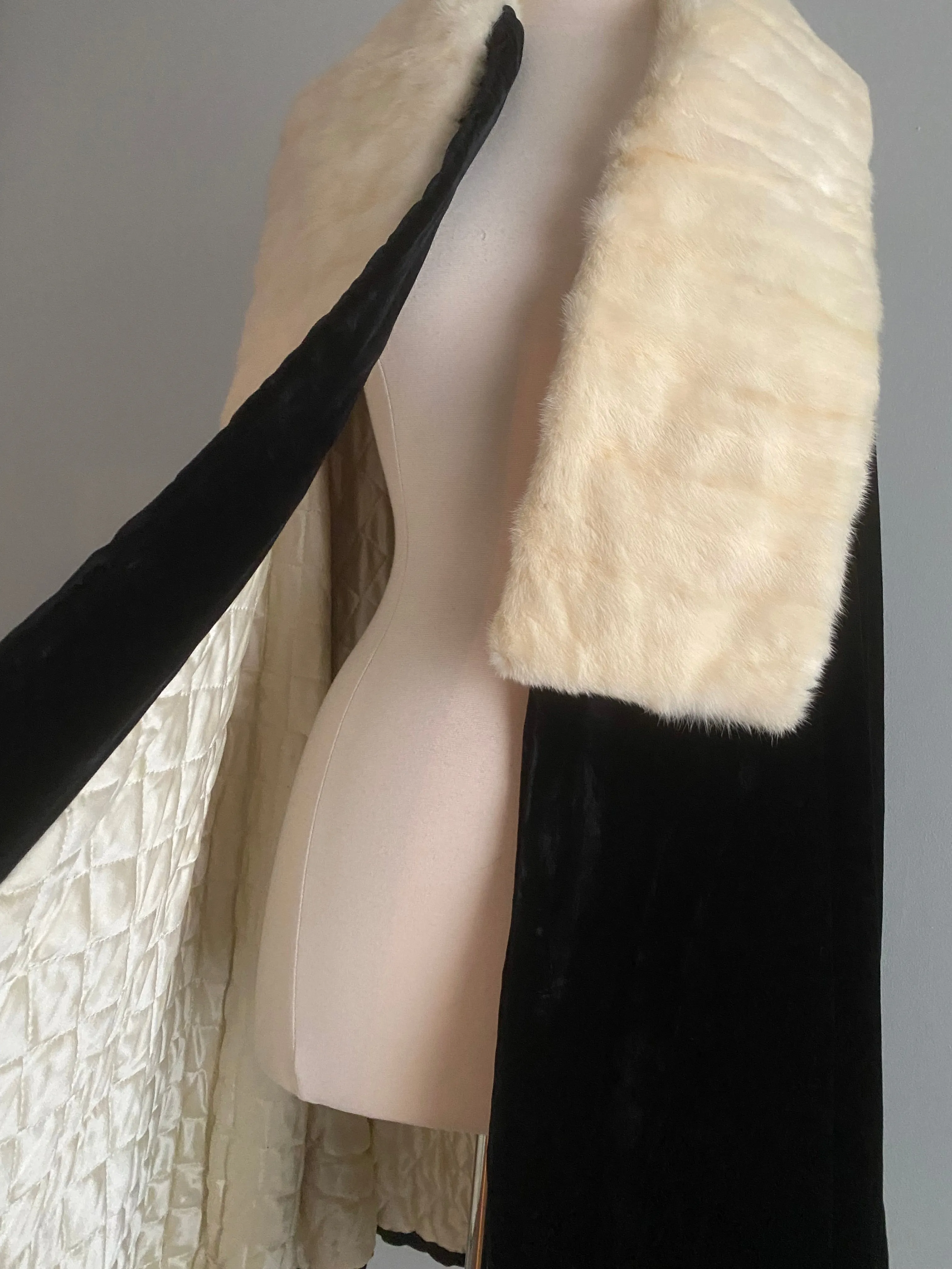 Glamorous 1930's Silk Velvet Evening Cape With Ermine Collar / SM