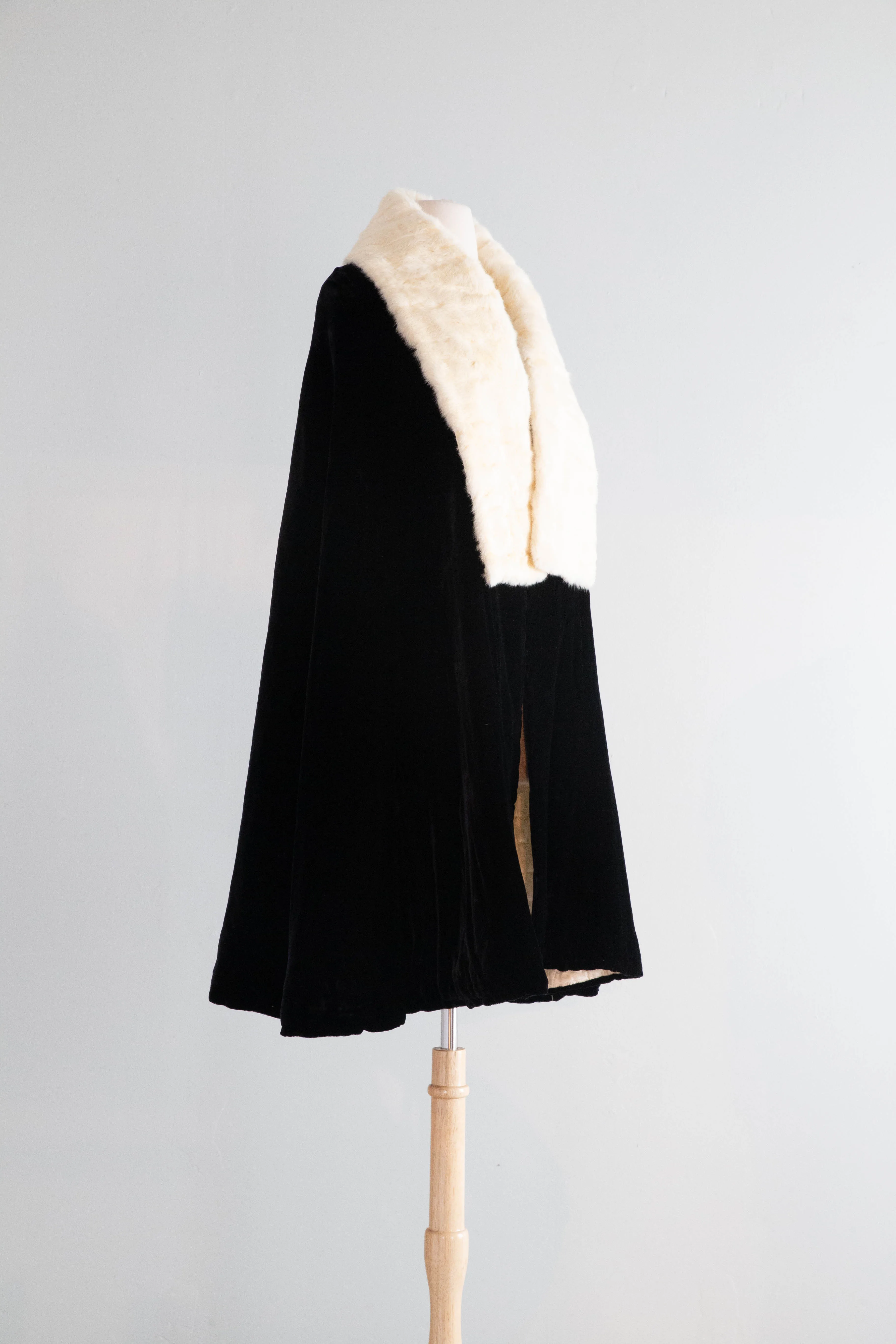 Glamorous 1930's Silk Velvet Evening Cape With Ermine Collar / SM