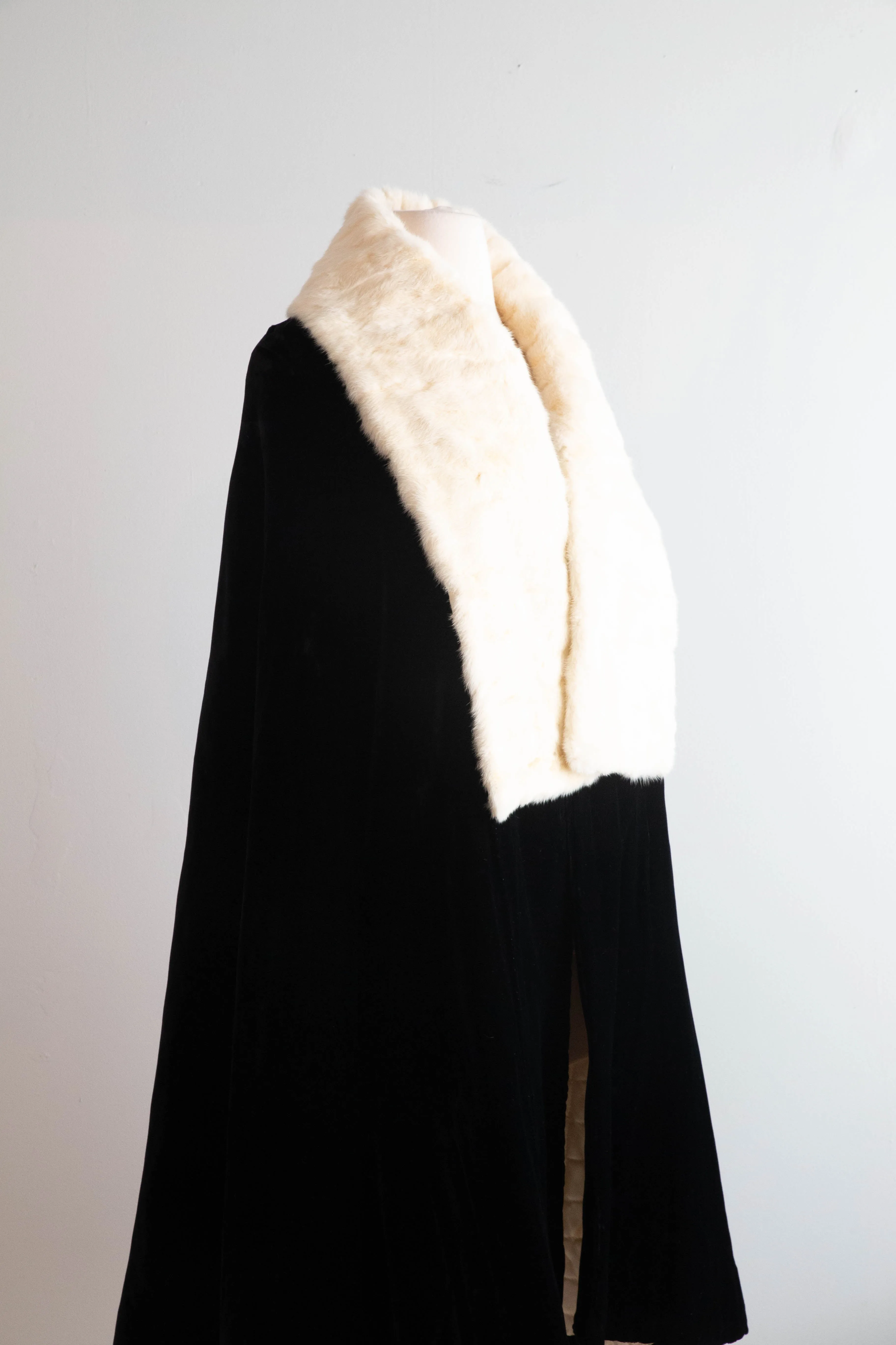Glamorous 1930's Silk Velvet Evening Cape With Ermine Collar / SM
