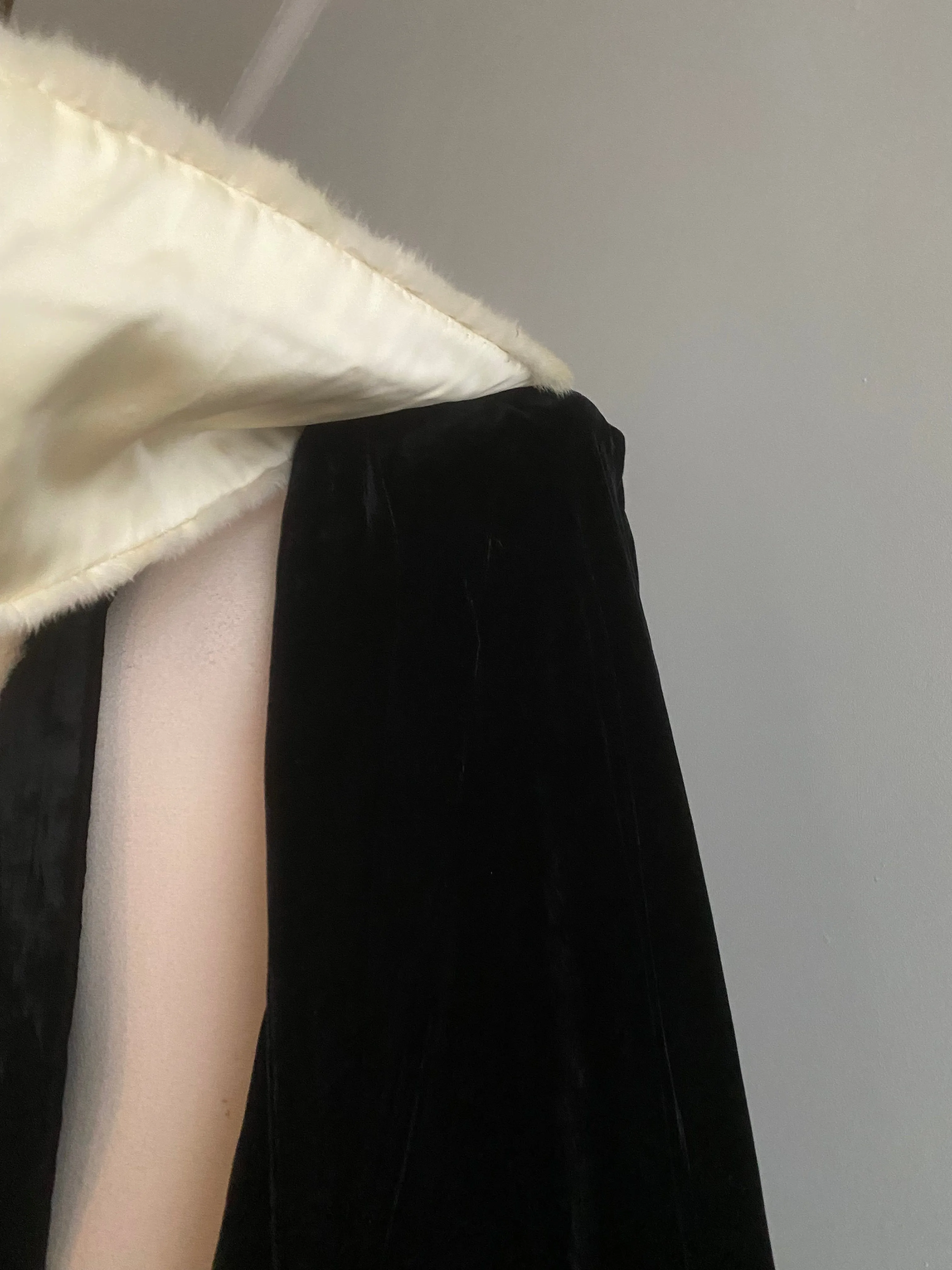 Glamorous 1930's Silk Velvet Evening Cape With Ermine Collar / SM