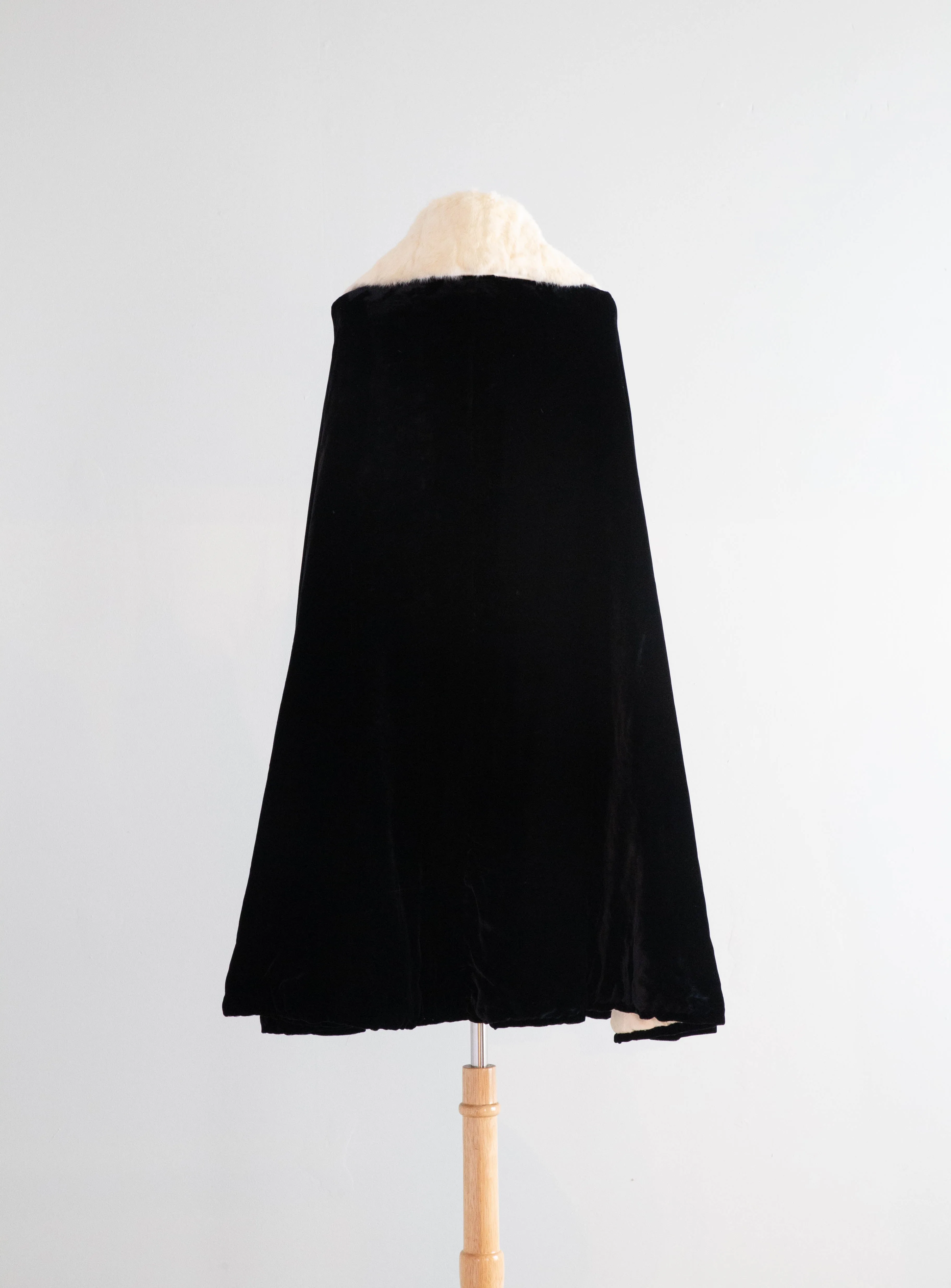Glamorous 1930's Silk Velvet Evening Cape With Ermine Collar / SM